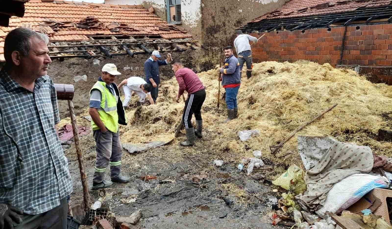 Hisarcık’ta ahır yangını: 1 koyun telef oldu, 200 balya saman yandı
