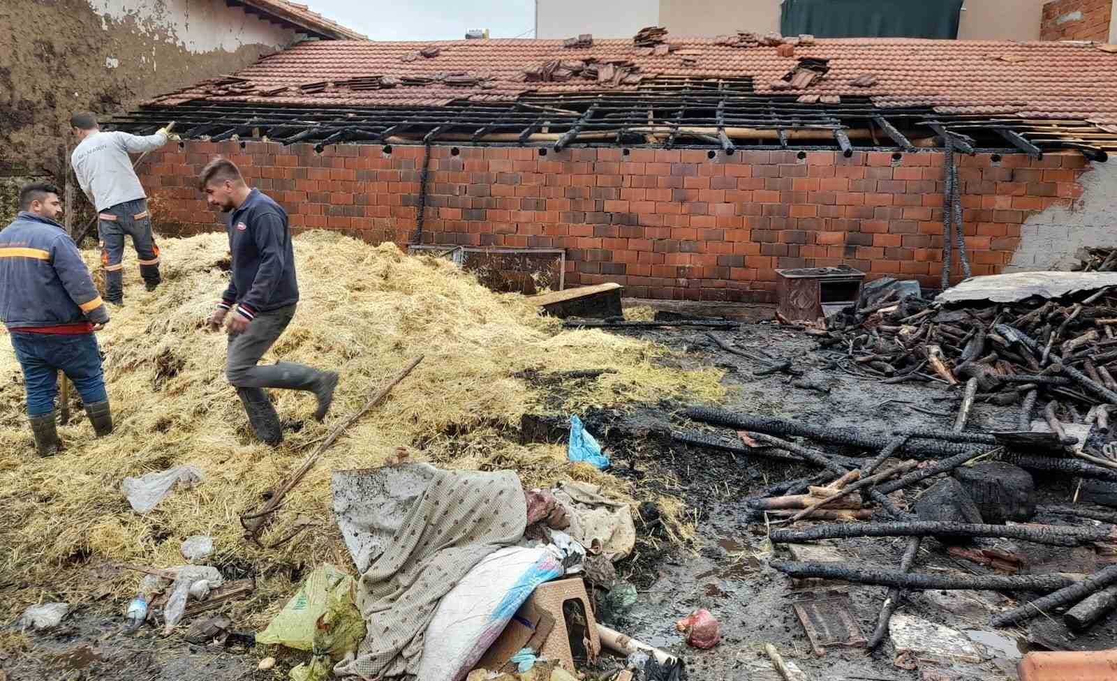 Hisarcık’ta ahır yangını: 1 koyun telef oldu, 200 balya saman yandı
