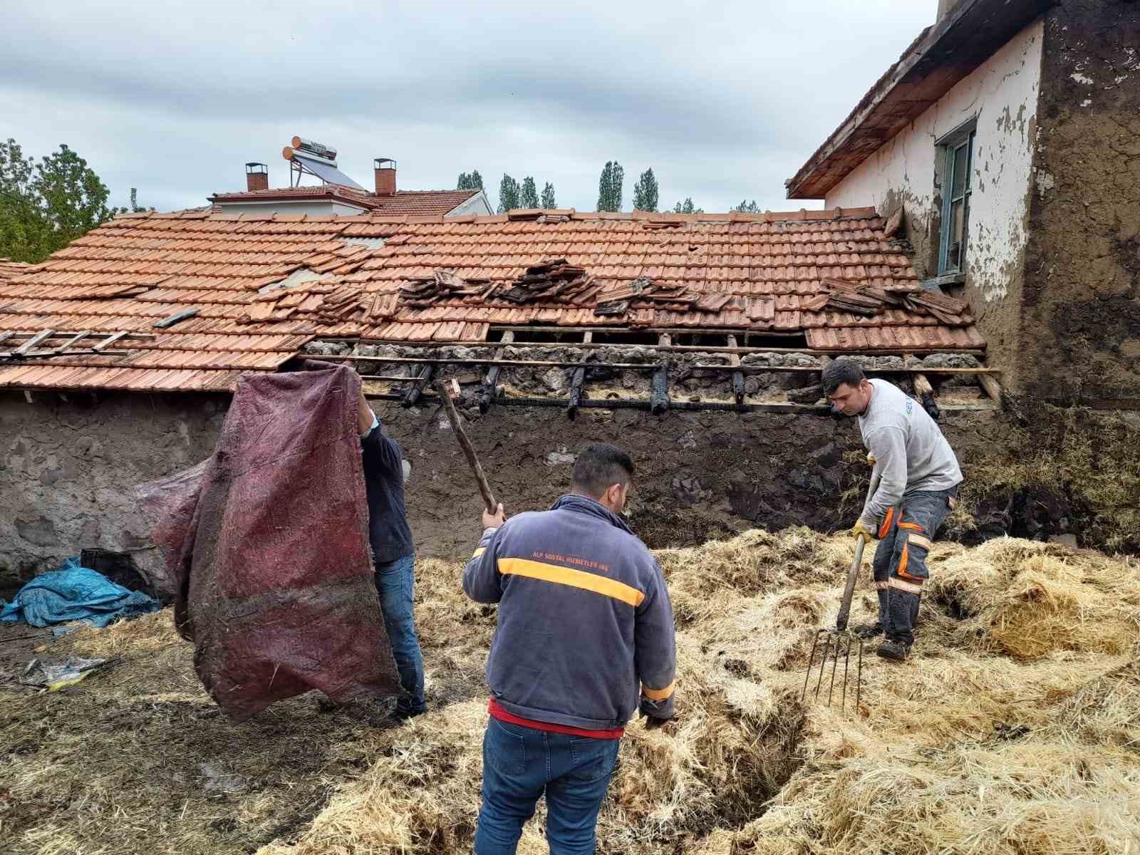 Hisarcık’ta ahır yangını: 1 koyun telef oldu, 200 balya saman yandı
