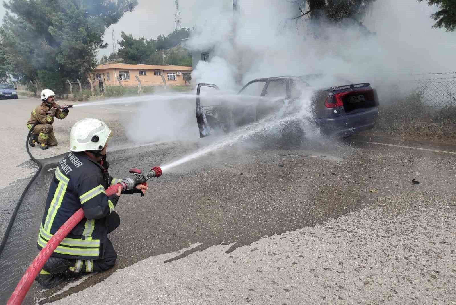 İskenderun’da yanan araç hurdaya döndü