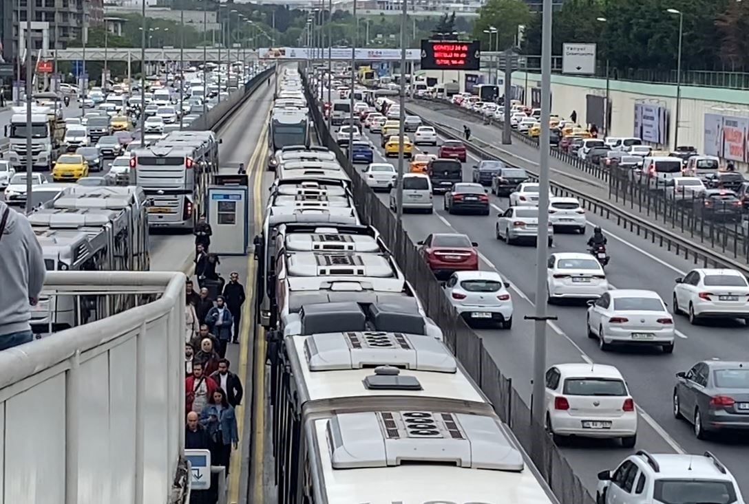 İstanbul’da metrobüs arızalandı, uzun araç kuyruğu oluştu
