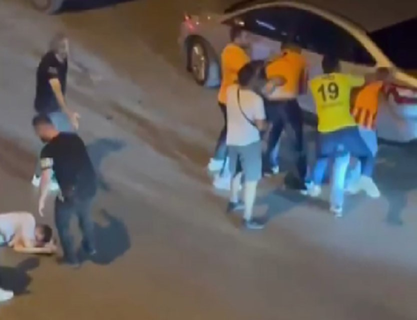 İzmir’de Galatasaray ve Fenerbahçeli taraftarlar birbirine girdi
