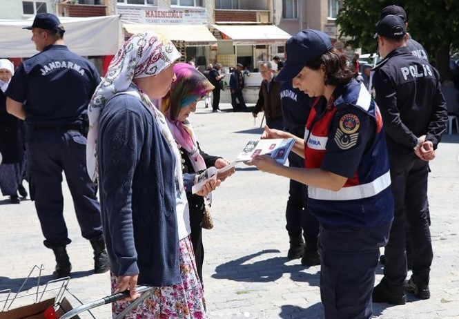 Jandarma Komutanlığından vatandaşlara broşür dağıtımı yapıldı
