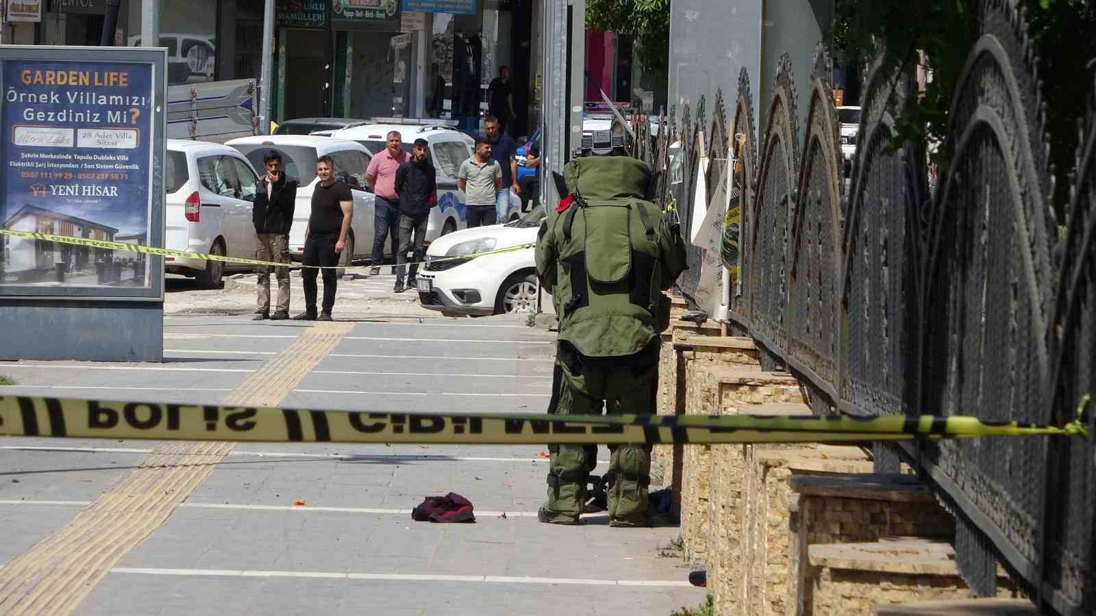 Kaldırımdaki sırt çantası bomba paniği yaşattı
