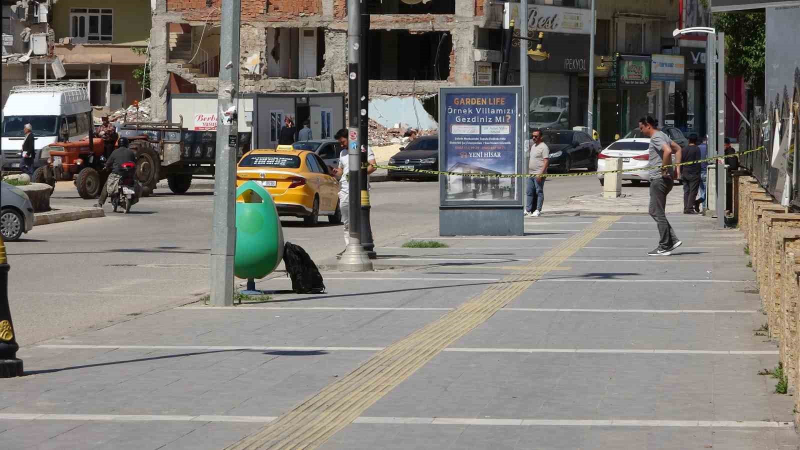 Kaldırımdaki sırt çantası bomba paniği yaşattı
