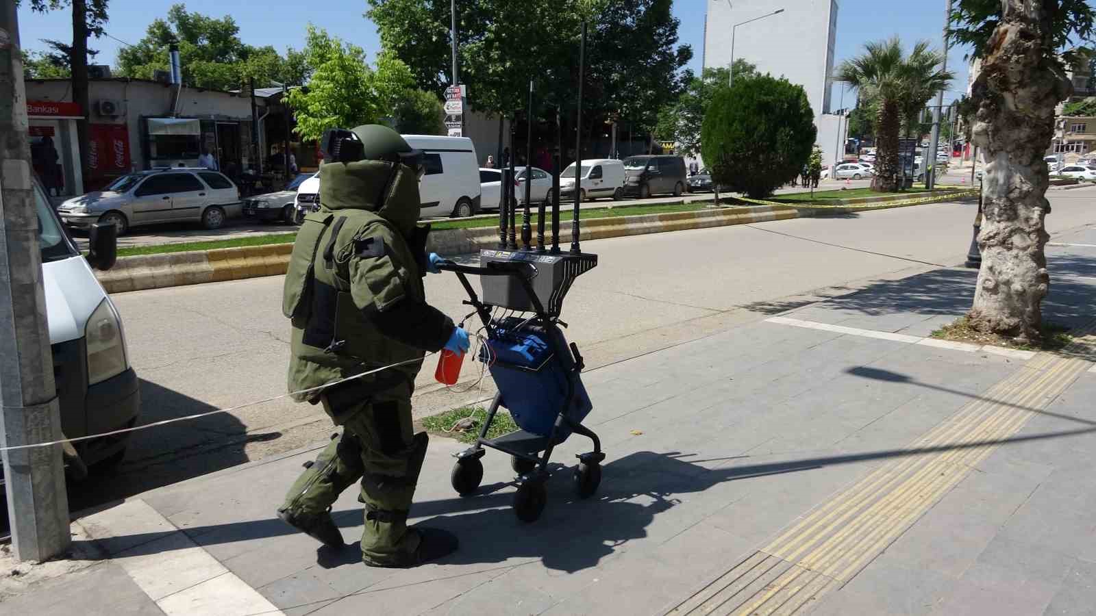 Kaldırımdaki sırt çantası bomba paniği yaşattı
