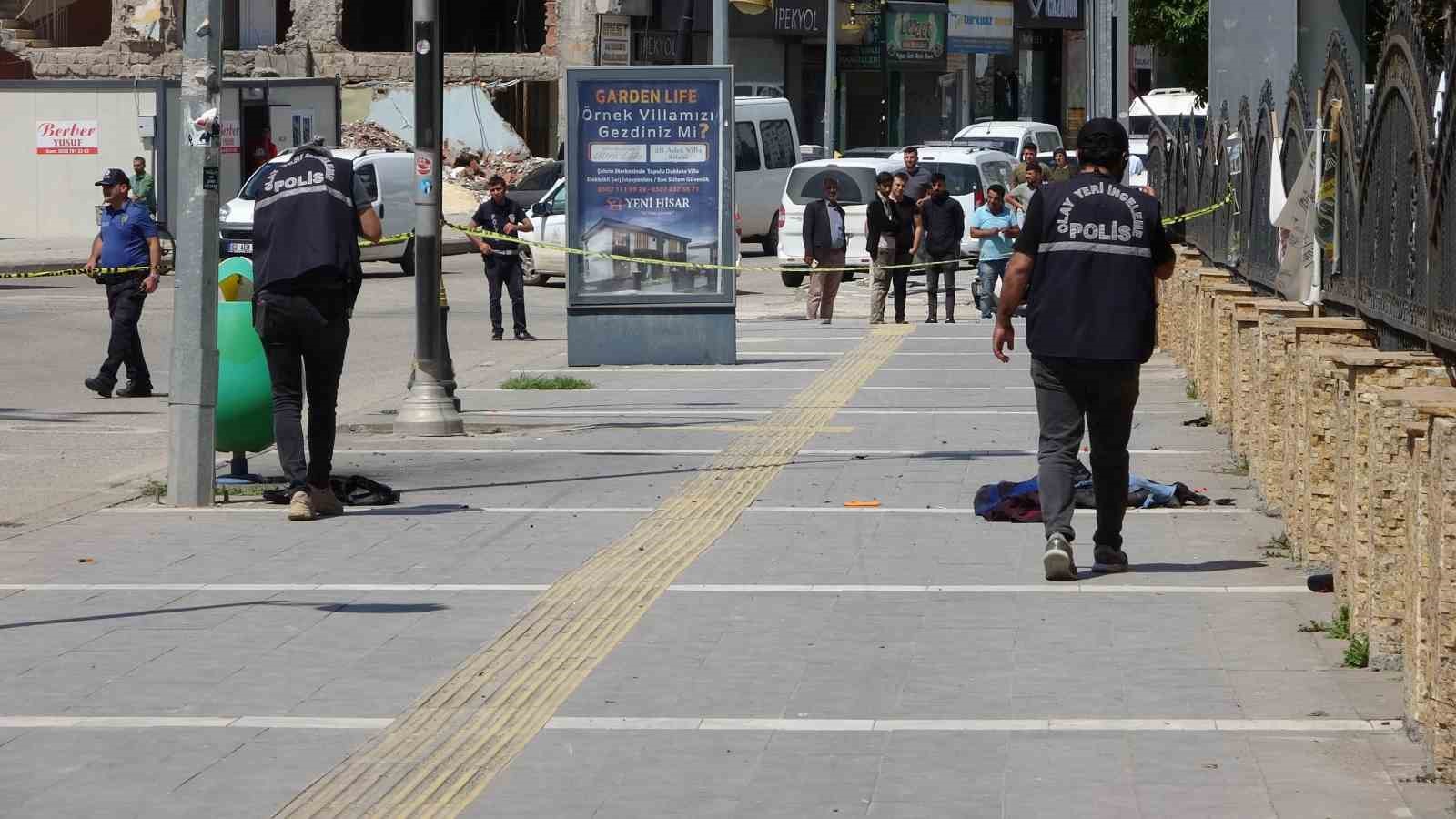 Kaldırımdaki sırt çantası bomba paniği yaşattı
