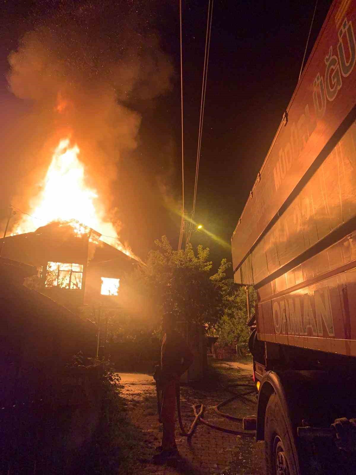 Karabük’te iki katlı ev alevlere teslim oldu
