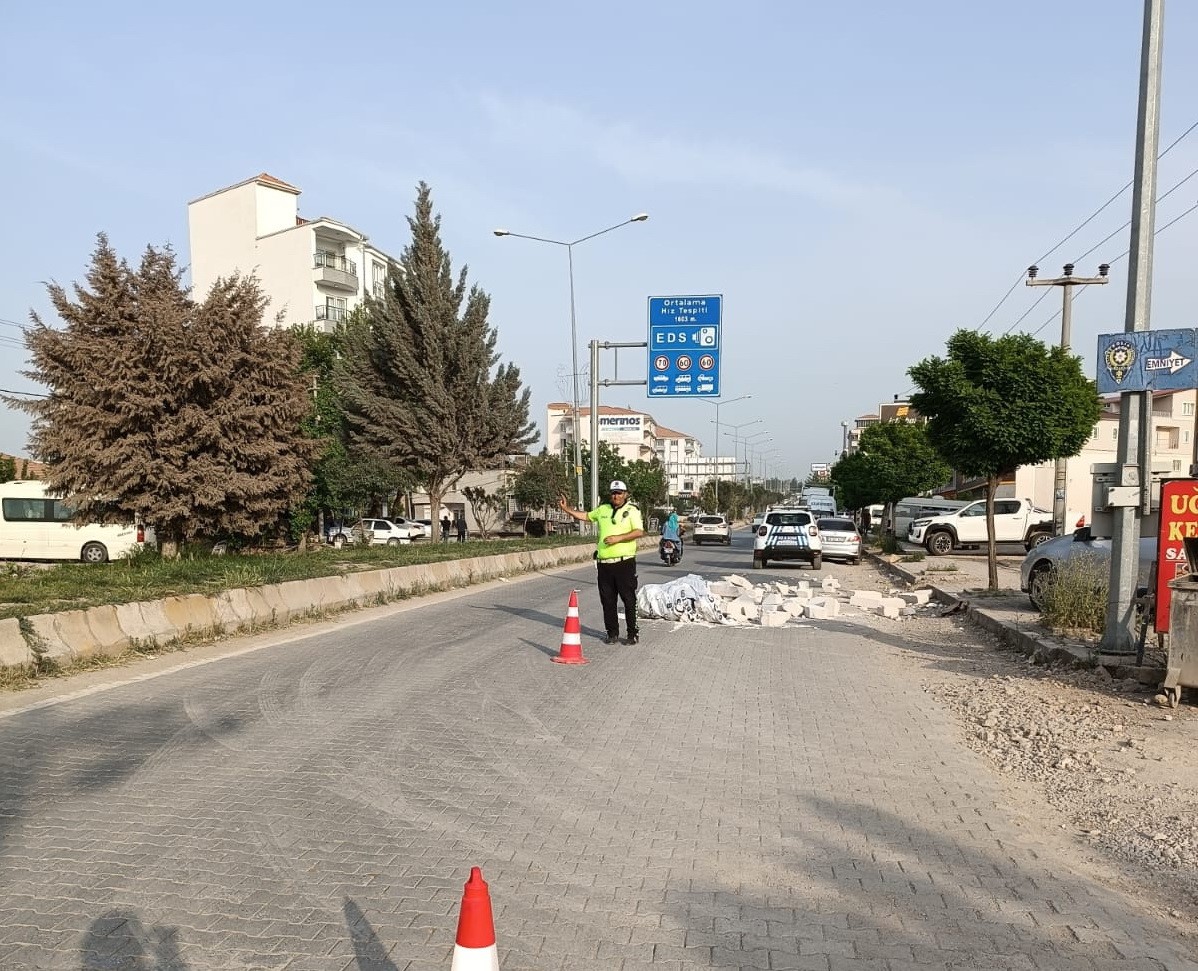 Karayoluna inşaat malzemesi döküldü
