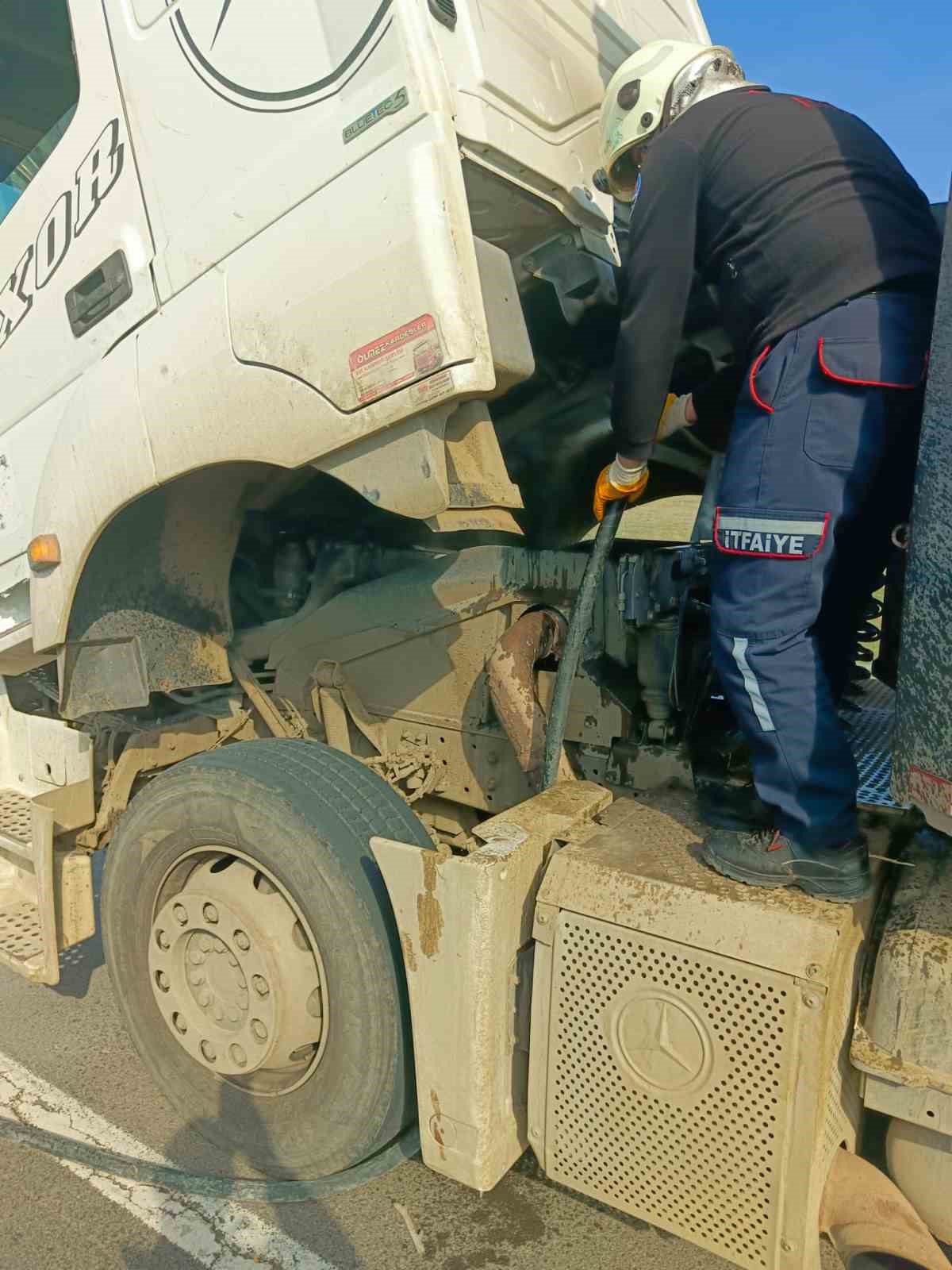 Kars’ta seyir halindeki tır alev aldı
