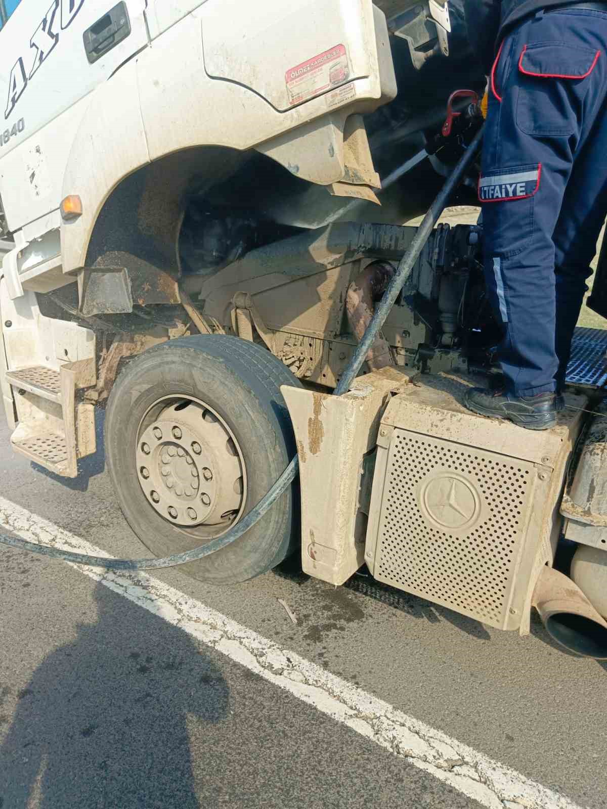 Kars’ta seyir halindeki tır alev aldı
