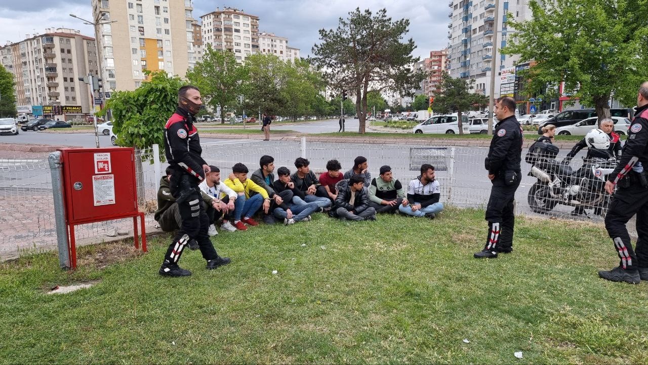 Kayseri’de 11 kaçak göçmen Yunus Timleri’ne yakalandı