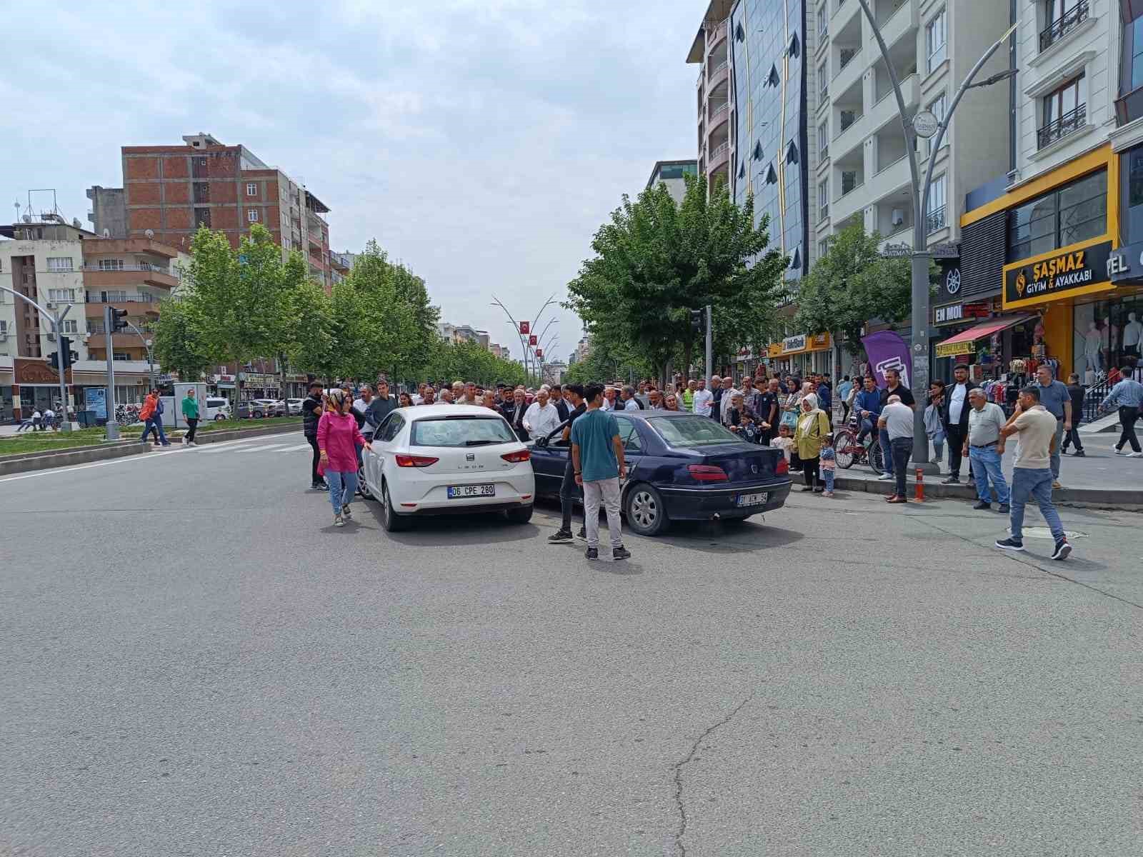 Kazaya karışan kadın çevredekilere hakaret edip ’trafik dersi’ verdi