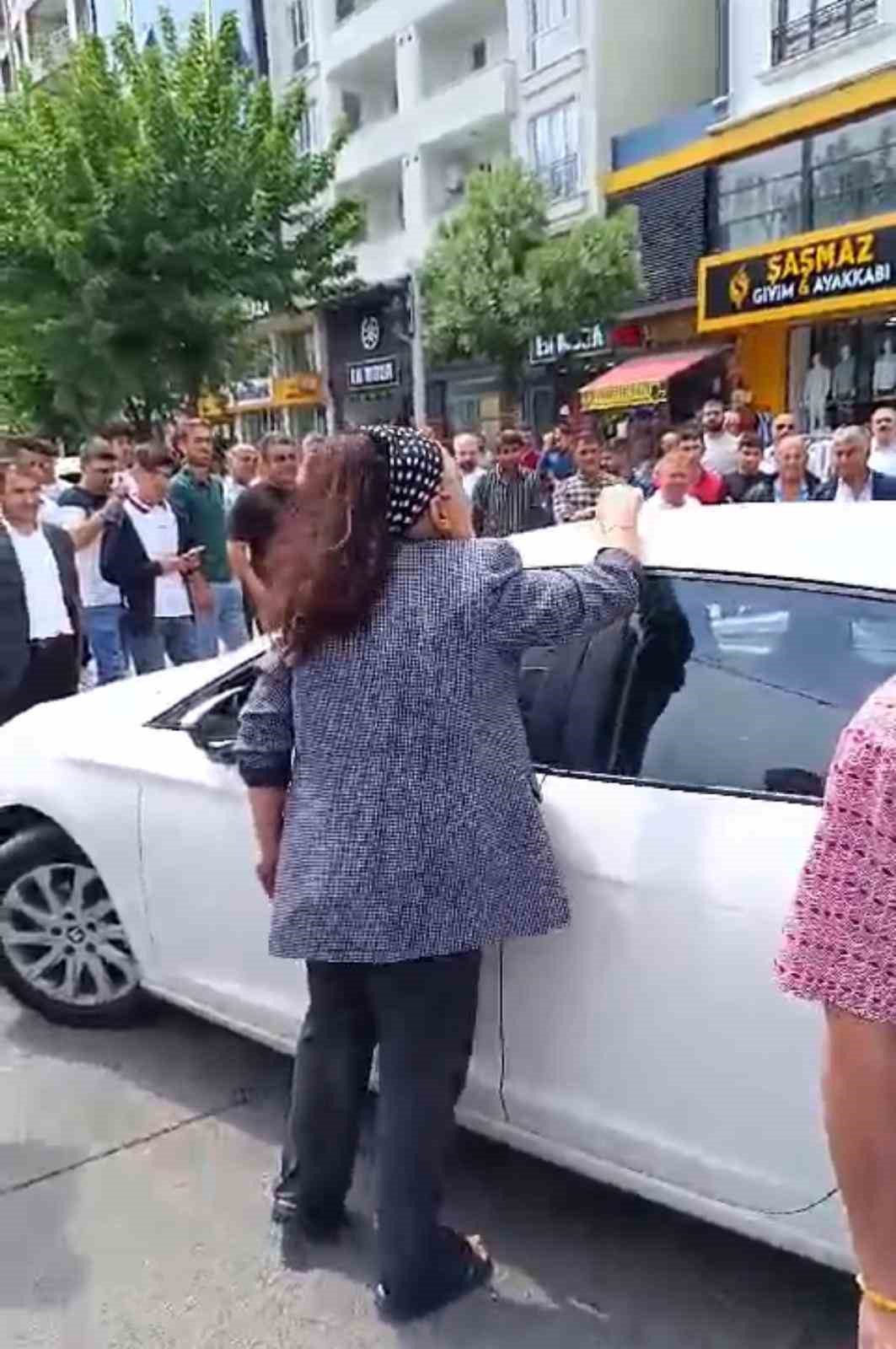 Kazaya karışan kadın çevredekilere hakaret edip ’trafik dersi’ verdi
