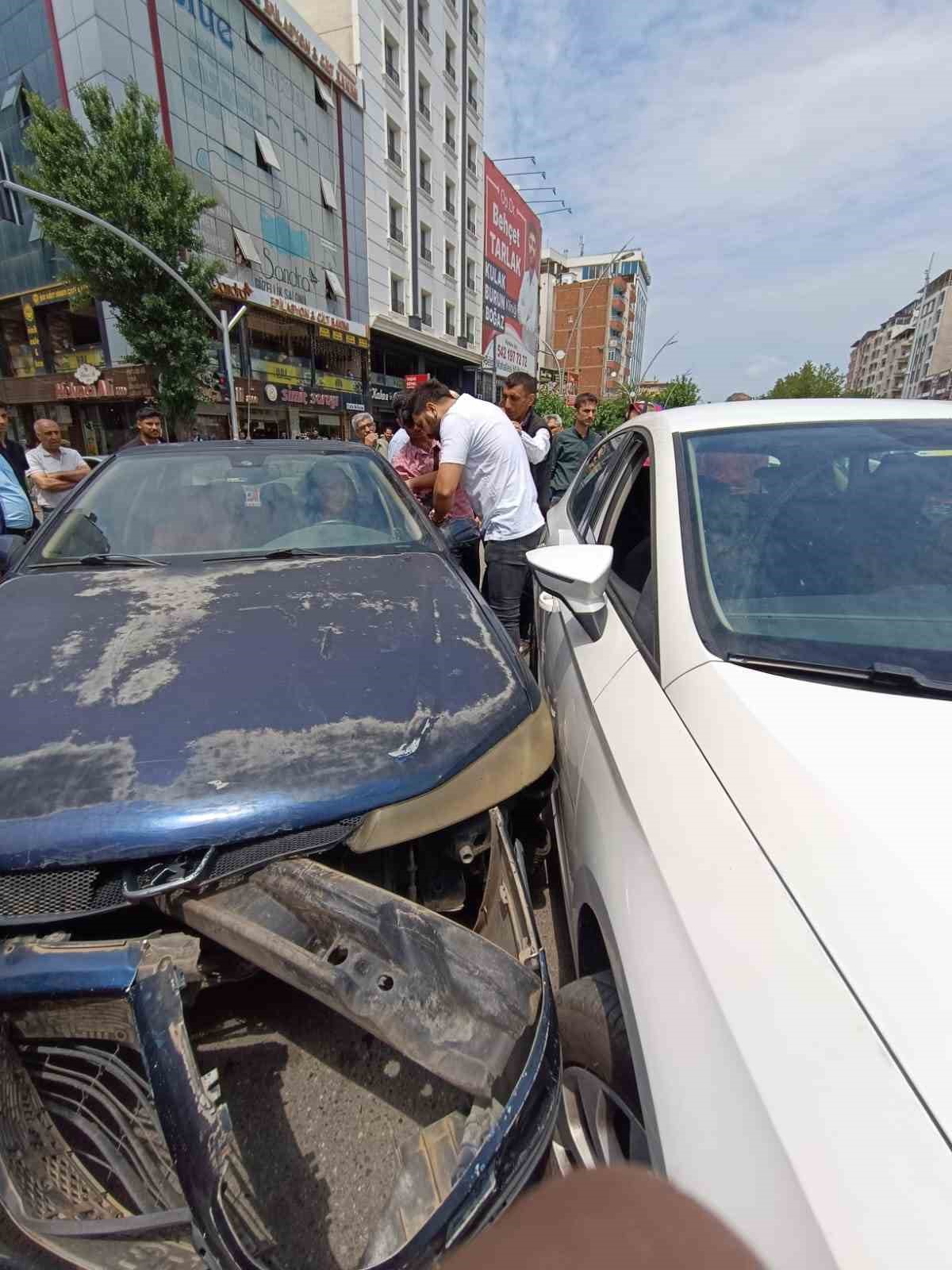 Kazaya karışan kadın çevredekilere hakaret edip ’trafik dersi’ verdi
