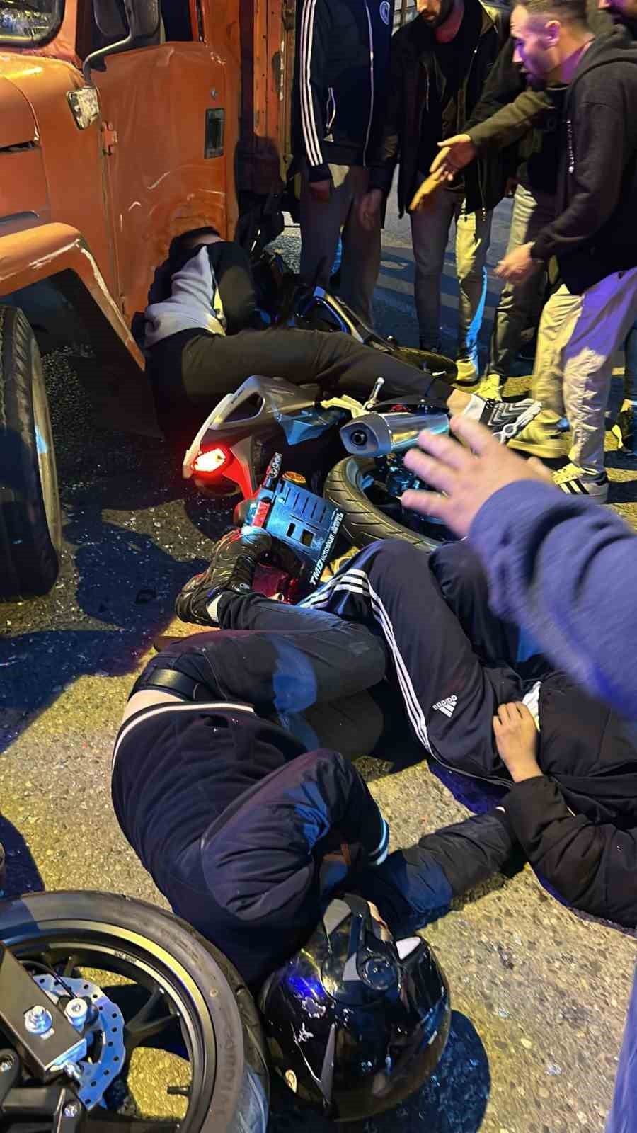 Kocaeli’de 2 motosiklet ve kamyonetin karıştığı kazada 4 kişi yaralandı
