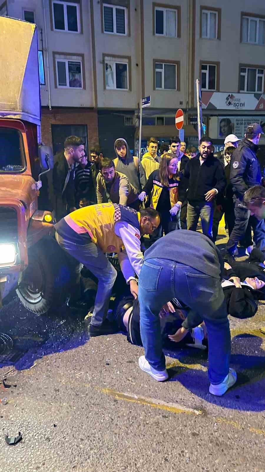 Kocaeli’de 2 motosiklet ve kamyonetin karıştığı kazada 4 kişi yaralandı
