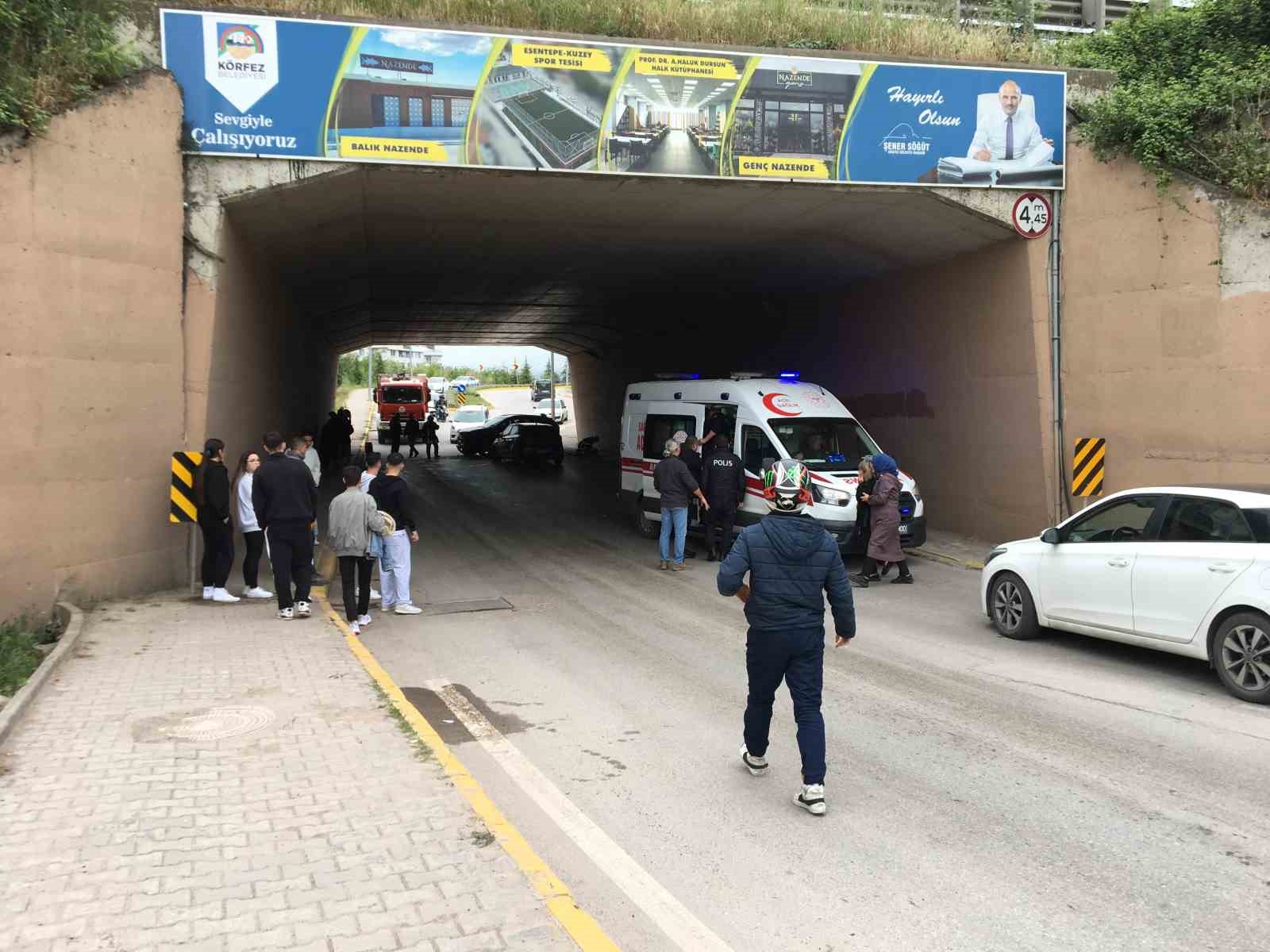 Kocaeli’de 2 otomobil kafa kafaya çarpıştı: 2 yaralı
