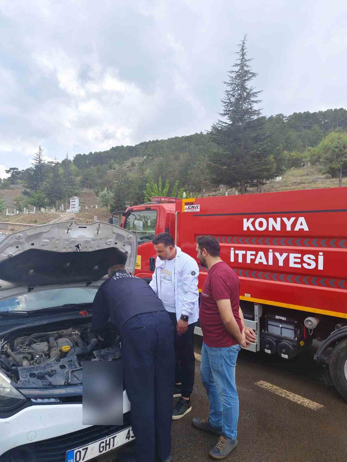 Konya’da otomobilin motoruna sıkışan kedi kurtarıldı
