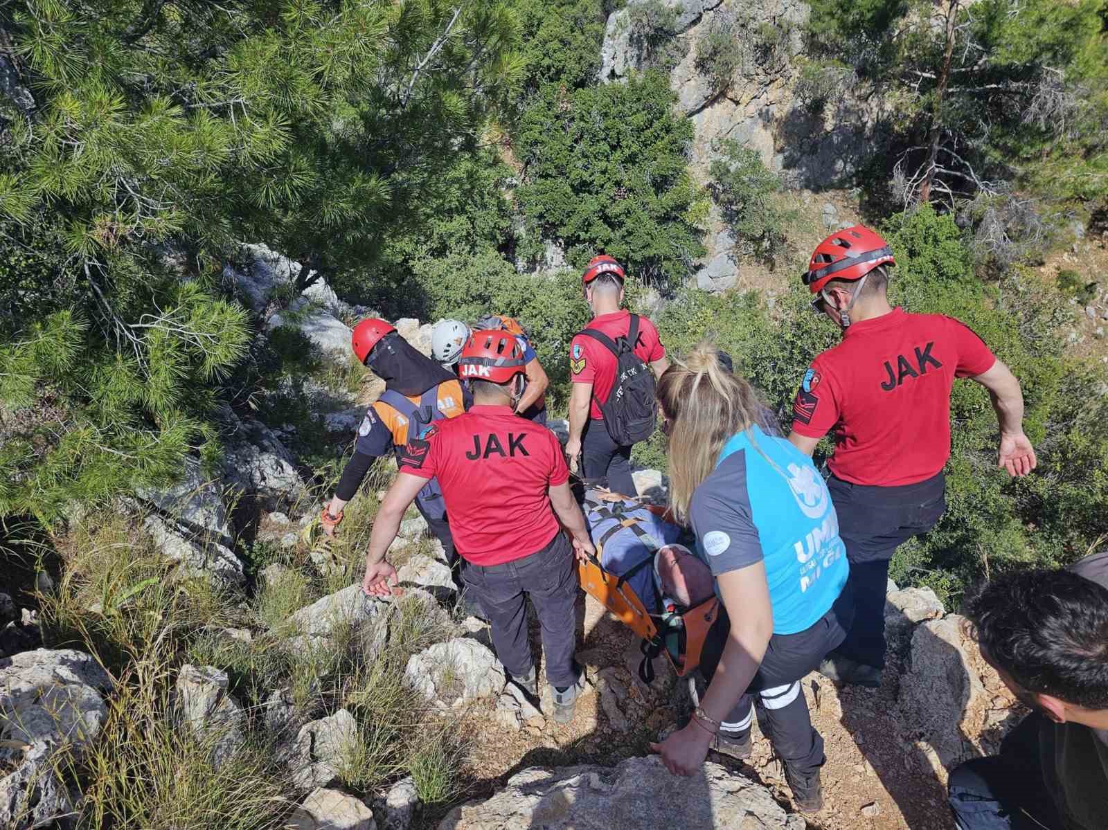 Likya yolunda düşen yaşlı turist kurtarıldı
