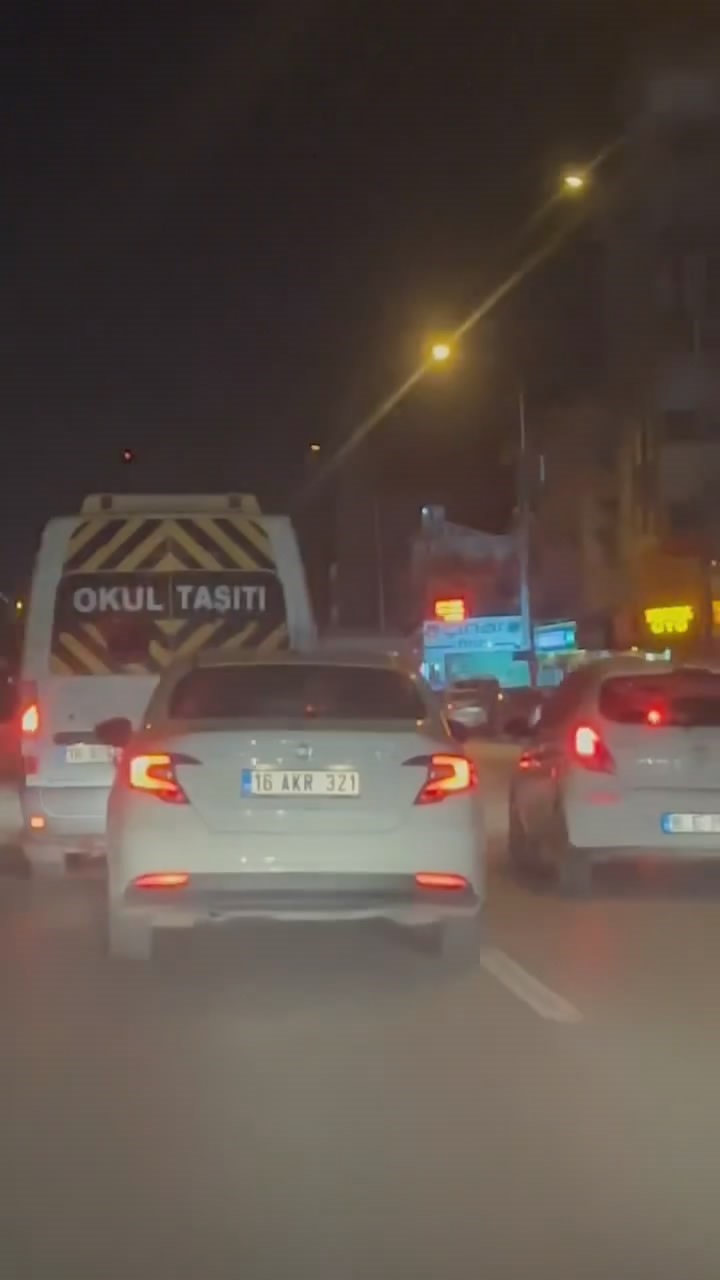 Makas atarak trafiği tehlikeye soktu, o anlar kamerada
