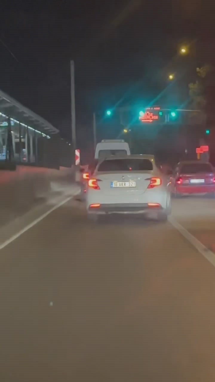 Makas atarak trafiği tehlikeye soktu, o anlar kamerada
