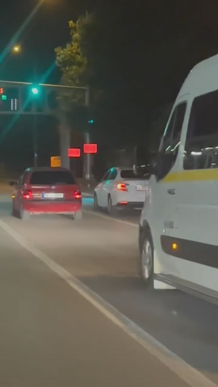 Makas atarak trafiği tehlikeye soktu, o anlar kamerada
