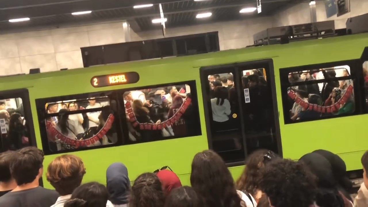 Metro vagonunu ringe çevirdiler
