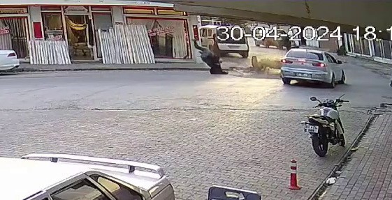 Motosiklet ile otomobilin çarpışma anı kameralara yansıdı
