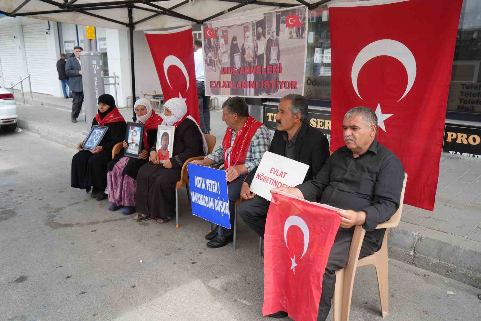 Muşlu ailelerin evlat nöbeti devam ediyor
