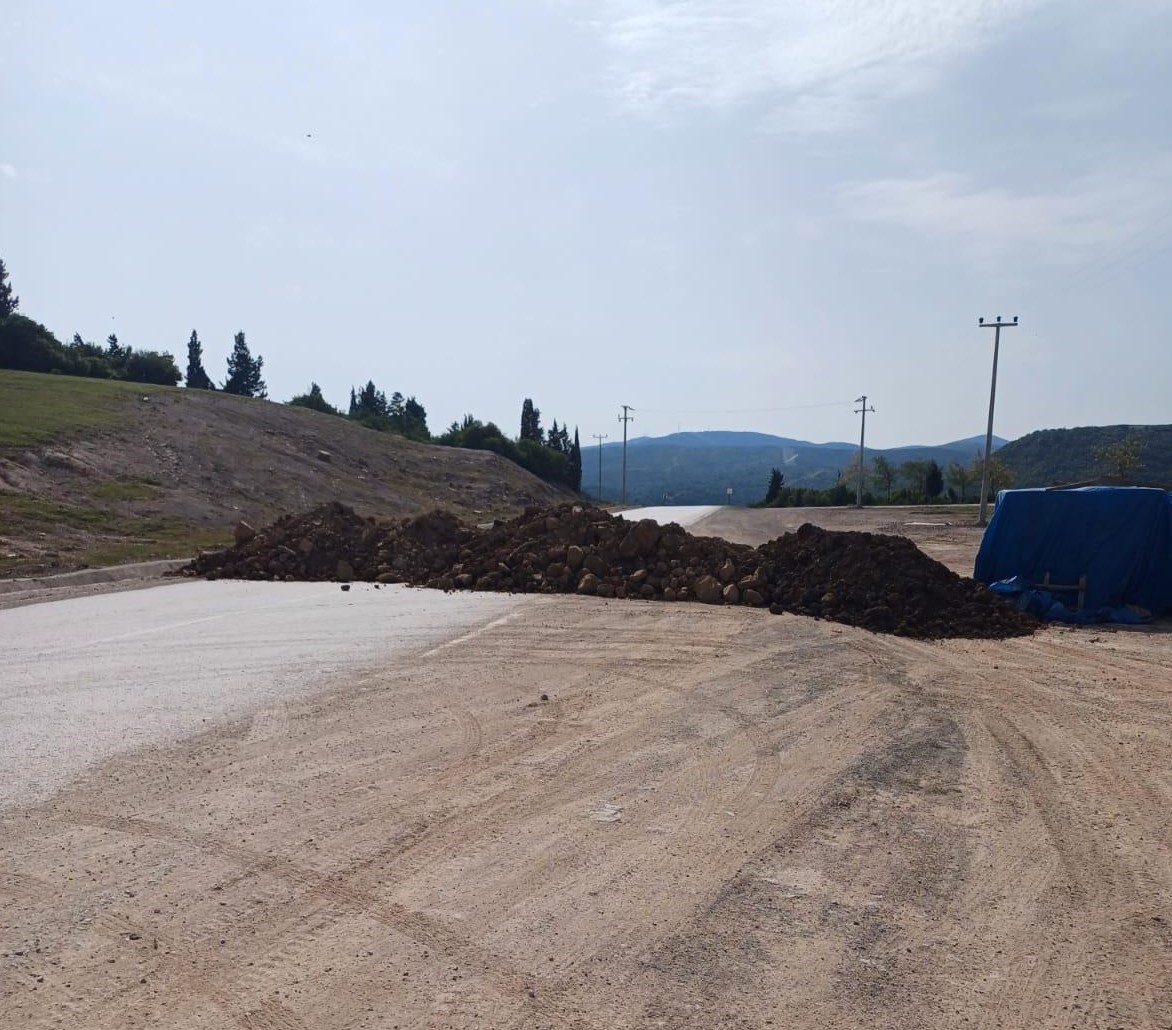 Müteahhit yolu toprakla kapatınca sürücüler evlerine gidemedi