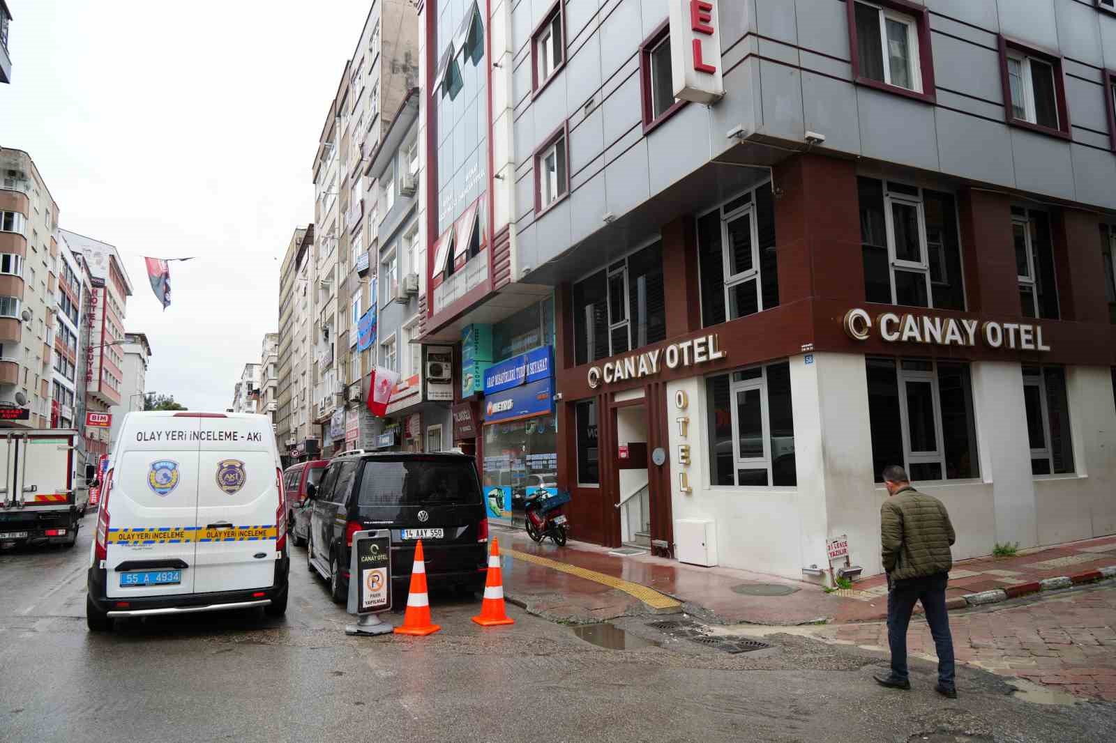 Otel odasında silahla vurulmuş halde ölü bulundu
