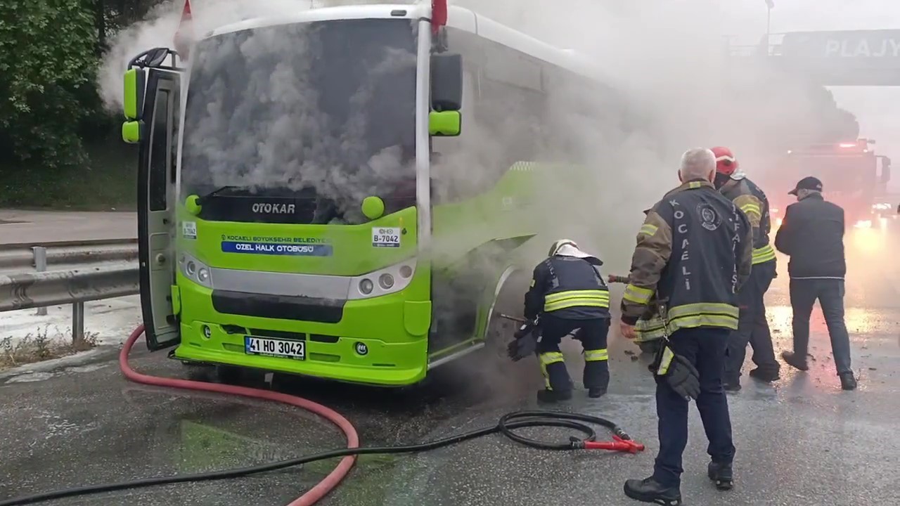 Özel halk otobüsünden yükselen dumanlar korkuya sebep oldu
