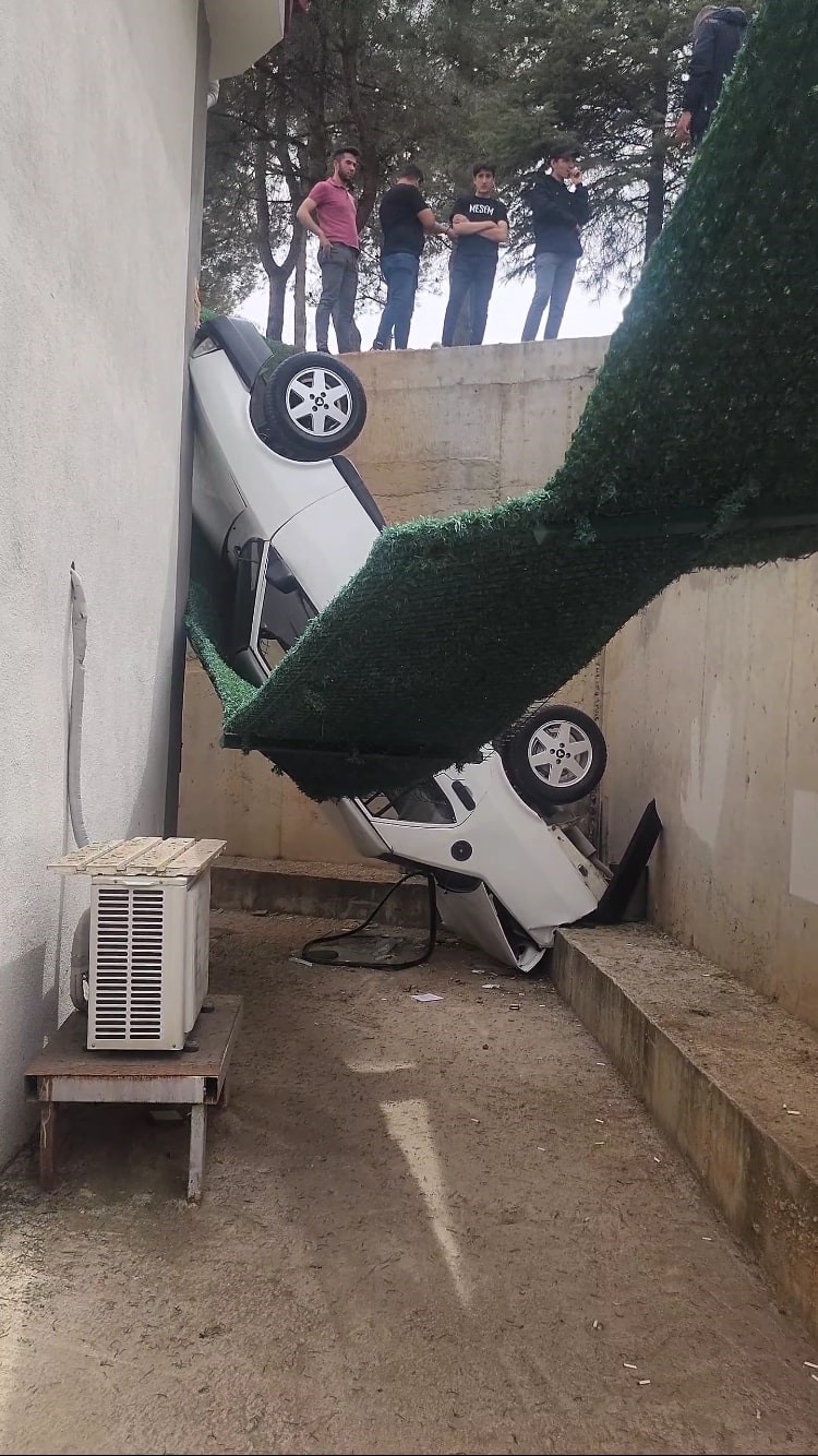 Park ederken el freni çekilmeyen otomobil 5 metre yükseklikten beton zemine düştü
