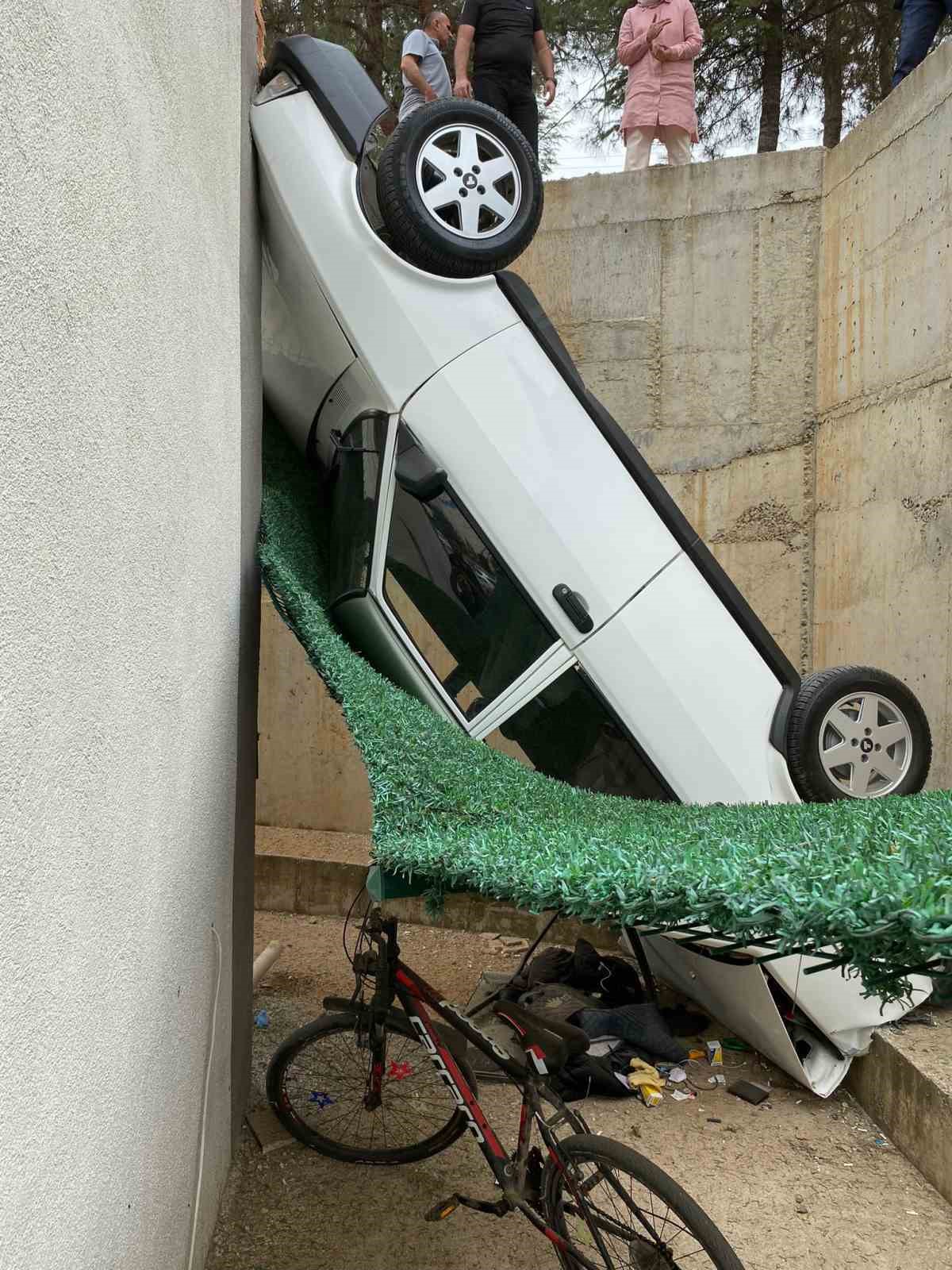 Park ederken el freni çekilmeyen otomobil 5 metre yükseklikten beton zemine düştü
