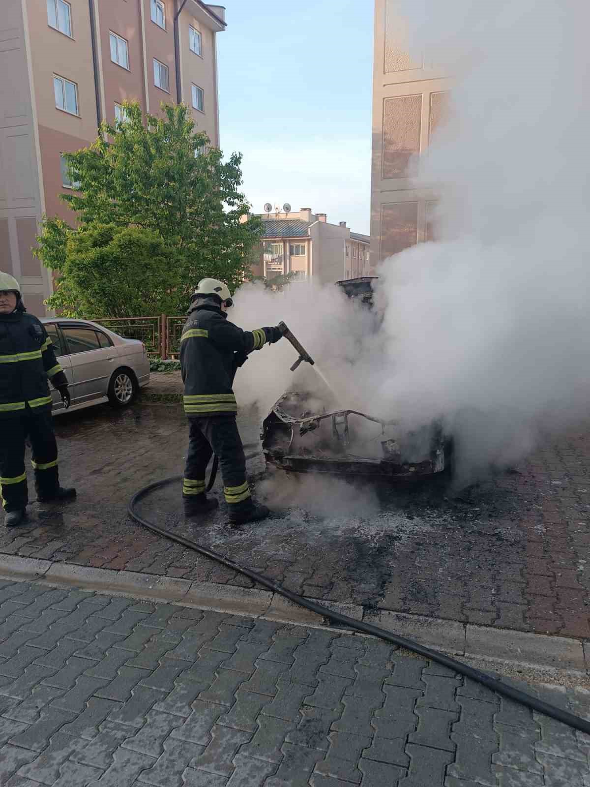 Park halinde alev alev yanarak küle döndü
