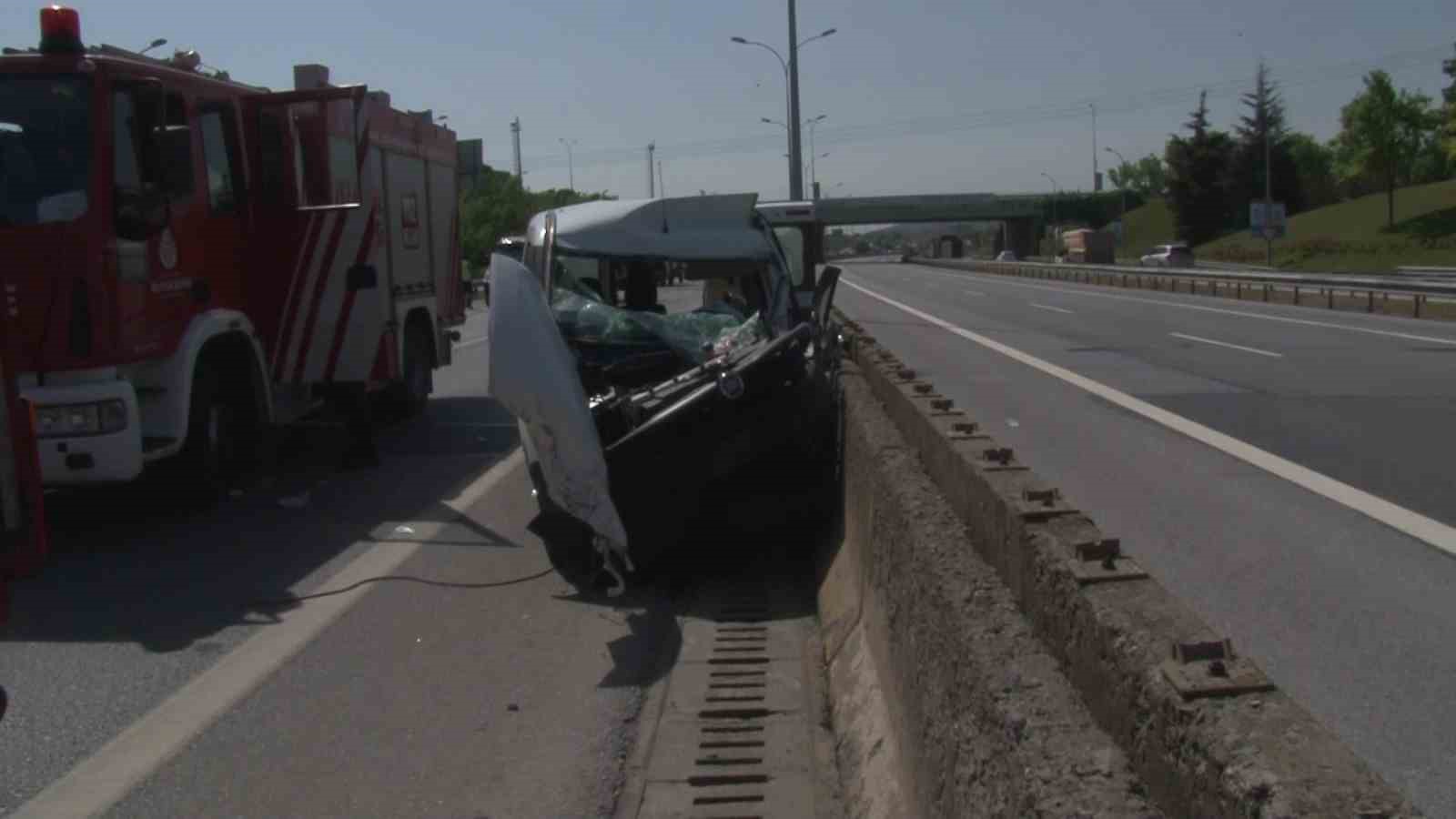 Pendik’te cip ile çarpışan ticari aracın sürücüsü araç içinde sıkıştı
