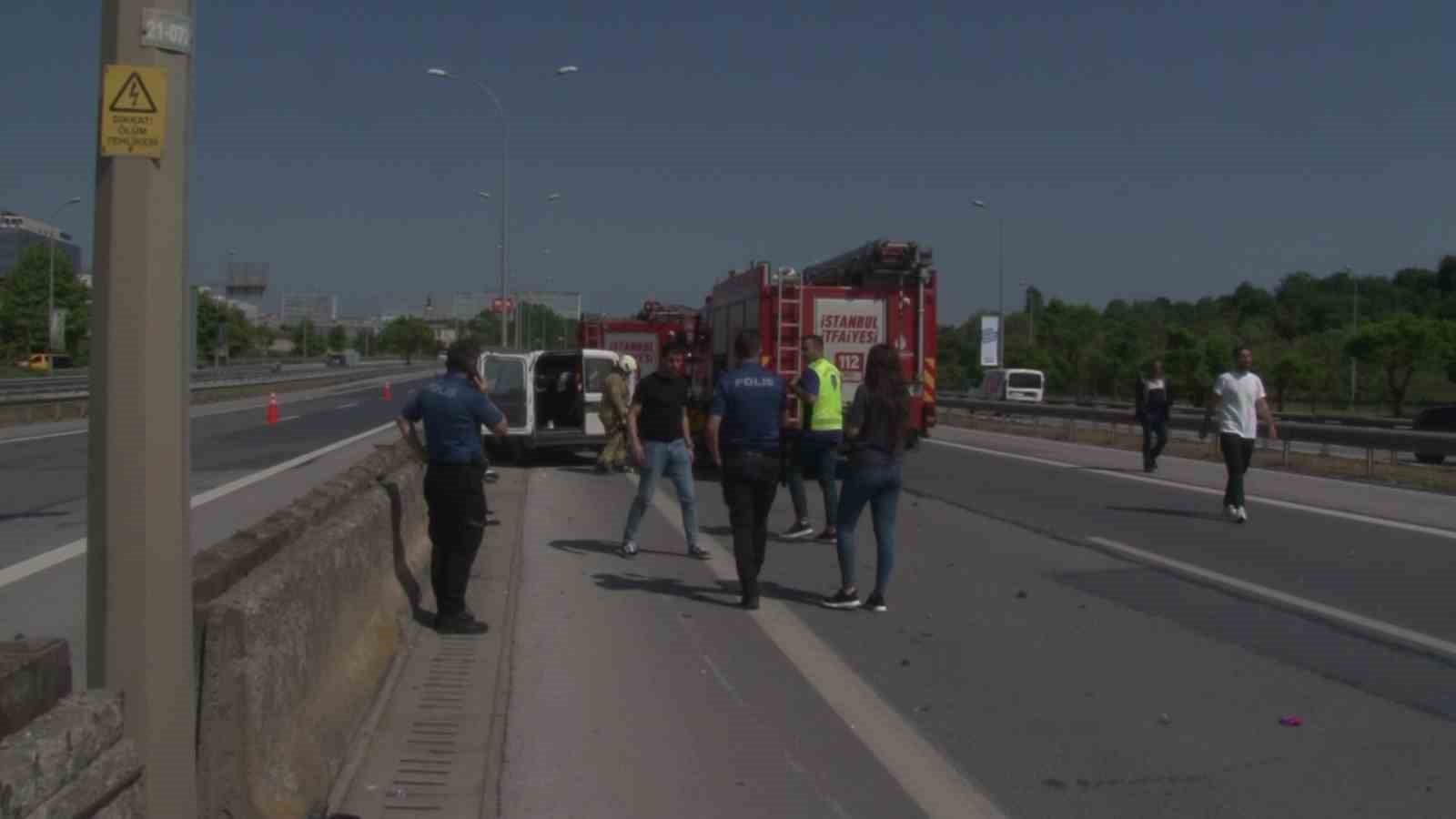 Pendik’te cip ile çarpışan ticari aracın sürücüsü araç içinde sıkıştı
