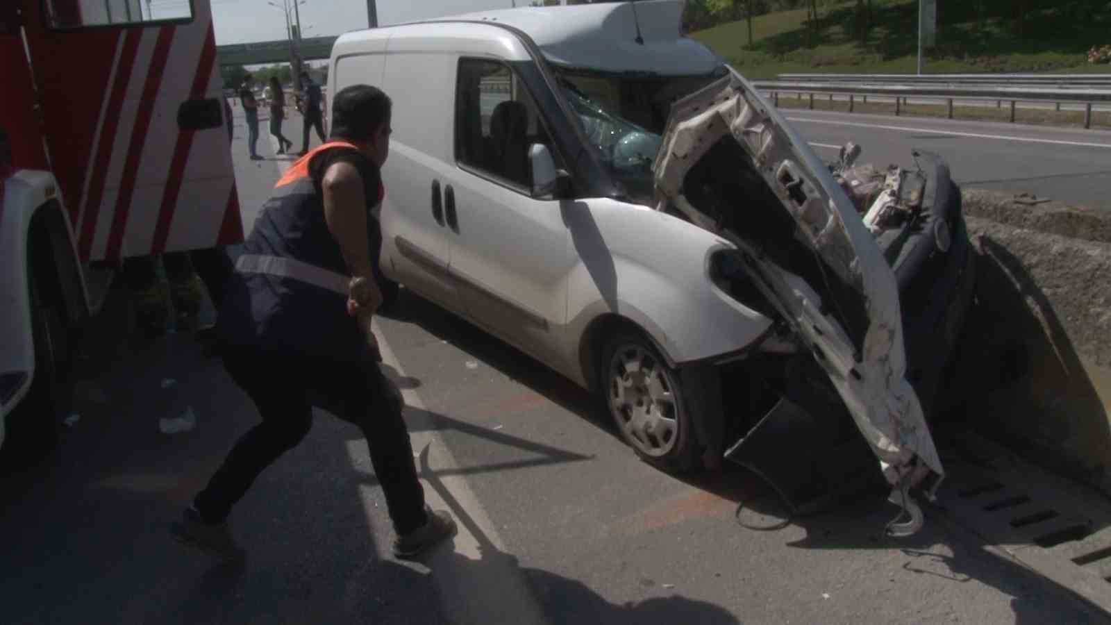 Pendik’te cip ile çarpışan ticari aracın sürücüsü araç içinde sıkıştı
