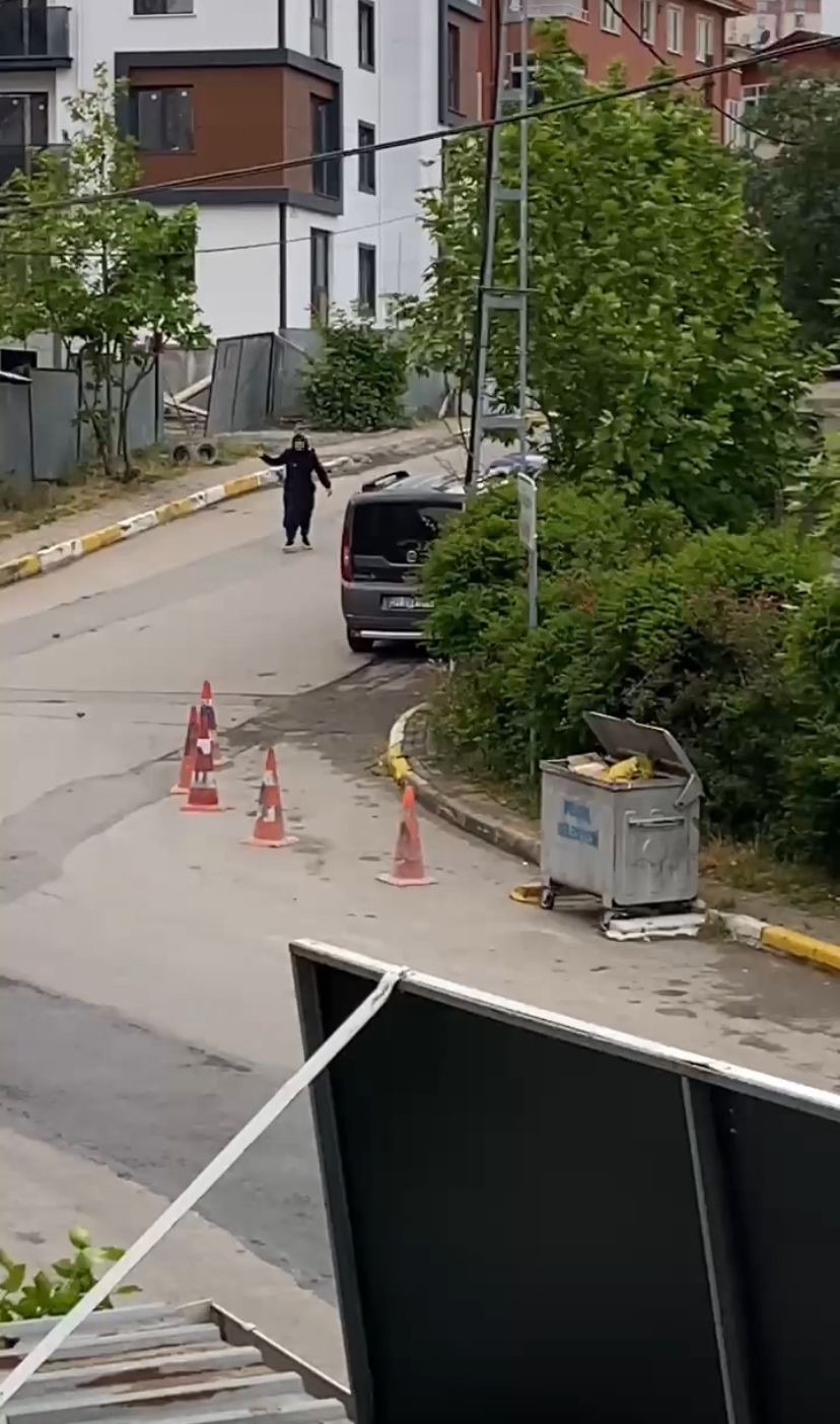 Pendik’te genç kadın ailesine sinirlendi, hıncını mahalledeki araçlardan çıkardı