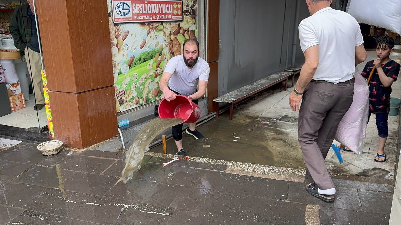 Sağanak yağış parkın istinat duvarının çökmesine neden oldu
