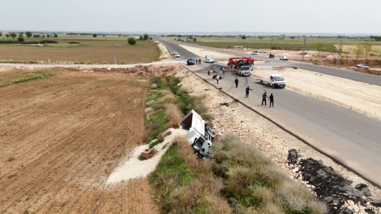 Şanlıurfa’da kum kamyonu traktör ile çarpıştı: 1’i ağır 3 yaralı