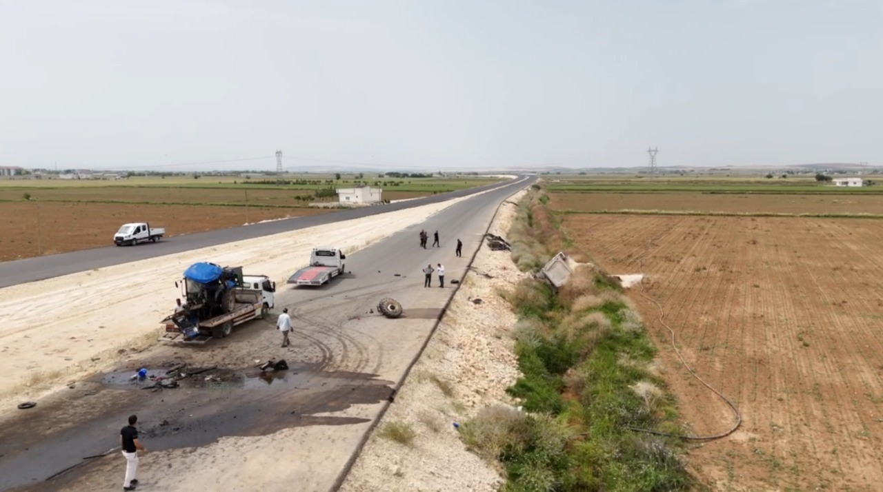 Şanlıurfa’da kum kamyonu traktör ile çarpıştı: 1’i ağır 3 yaralı
