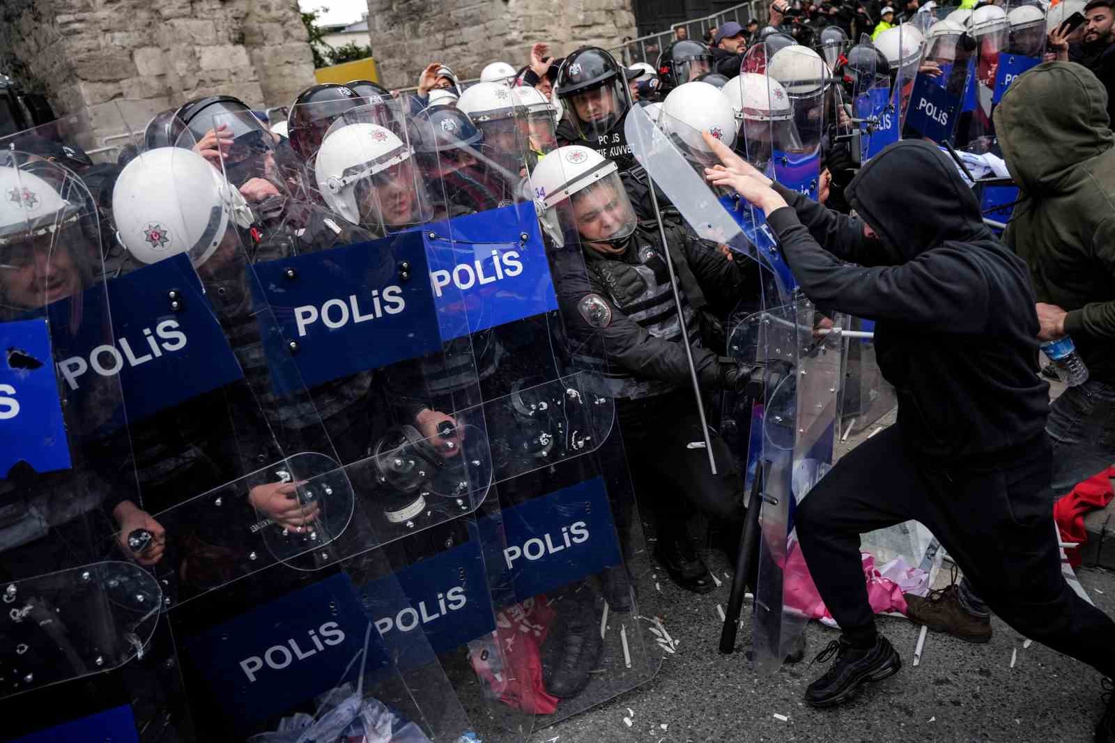 Saraçhane’de 1 Mayıs müdahalesi fotoğraf karelerine yansıdı
