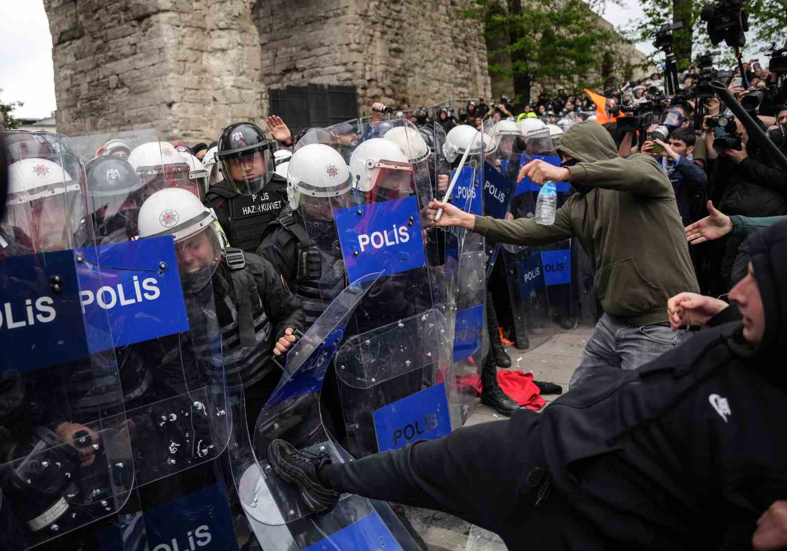 Saraçhane’de 1 Mayıs müdahalesi fotoğraf karelerine yansıdı
