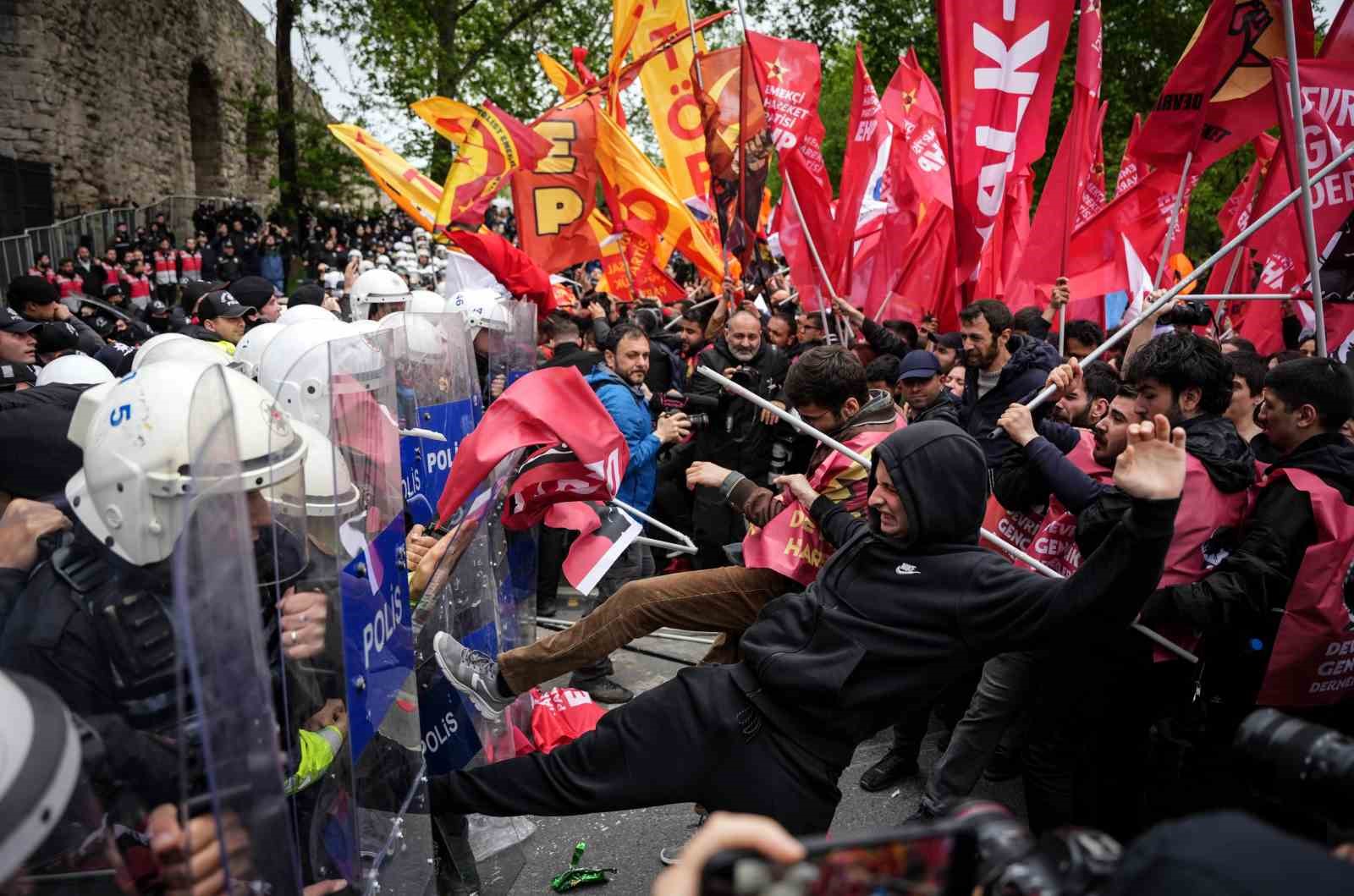 Saraçhane’de 1 Mayıs müdahalesi fotoğraf karelerine yansıdı
