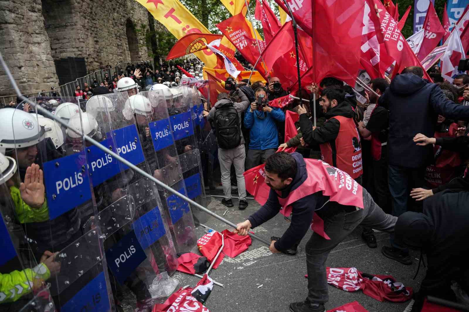 Saraçhane’de 1 Mayıs müdahalesi fotoğraf karelerine yansıdı
