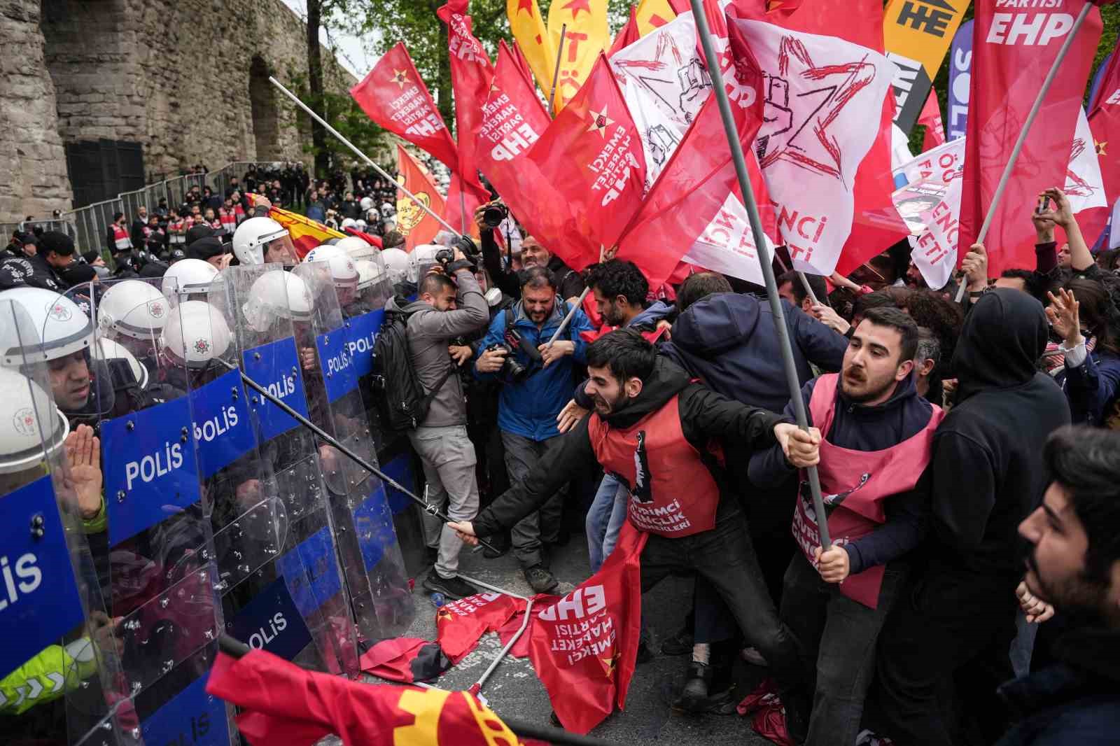 Saraçhane’de 1 Mayıs müdahalesi fotoğraf karelerine yansıdı
