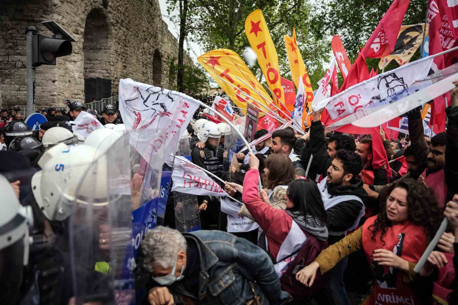 Saraçhane’de 1 Mayıs müdahalesi fotoğraf karelerine yansıdı
