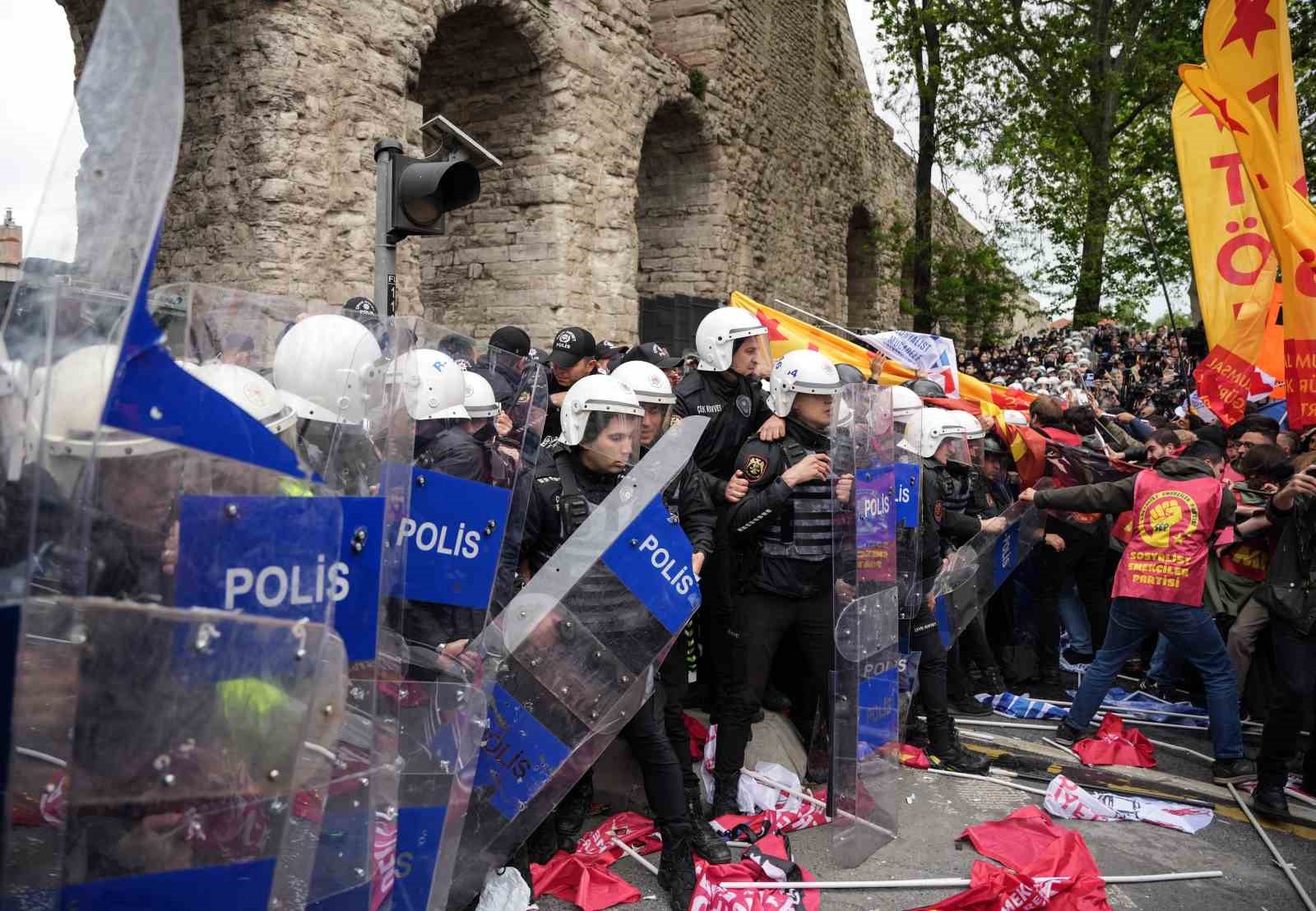 Saraçhane’de 1 Mayıs müdahalesi fotoğraf karelerine yansıdı
